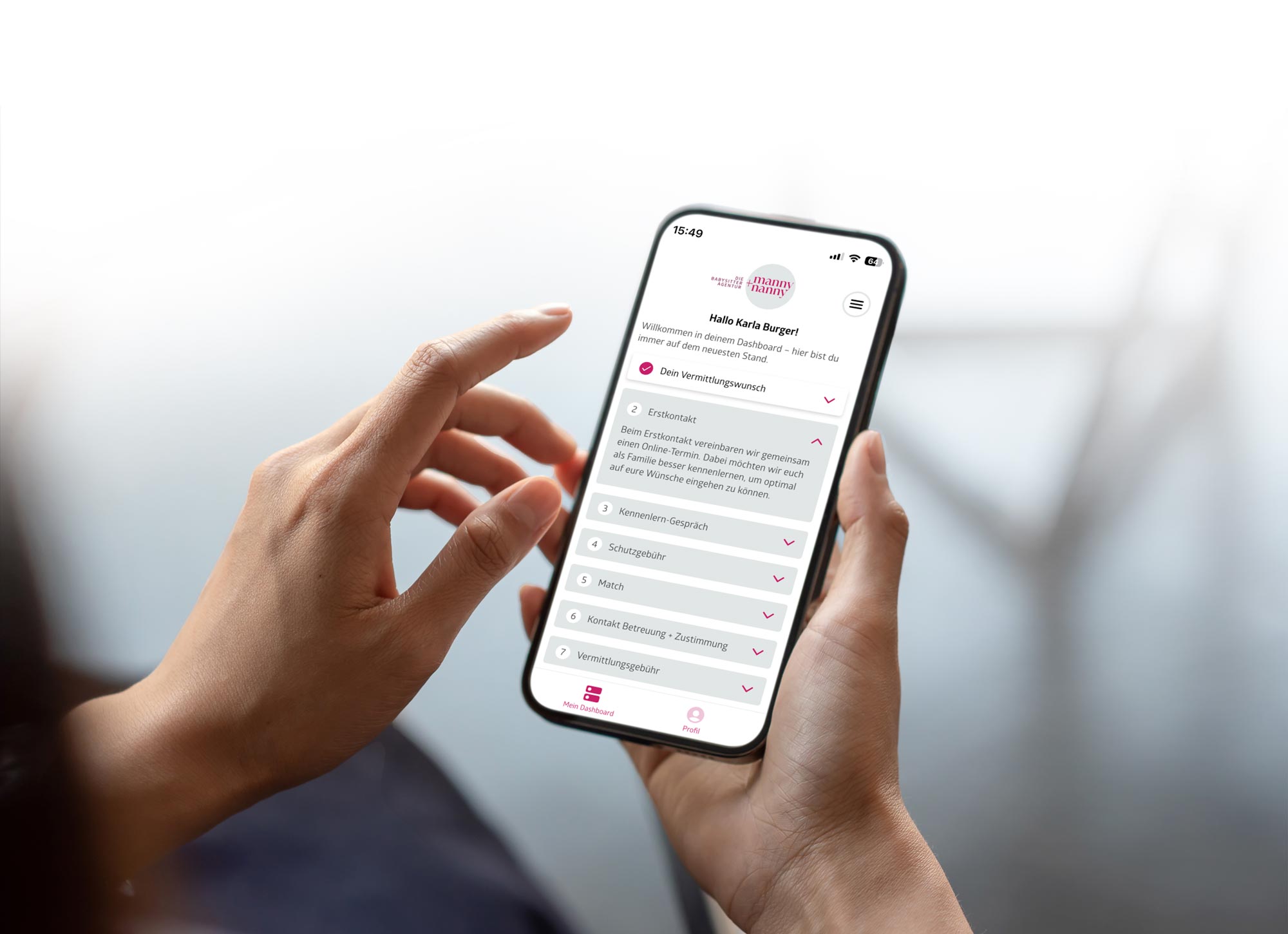 Hand mit Smartphone zeigt Vermittlungsschritte. Babysitter finden leicht gemacht.
