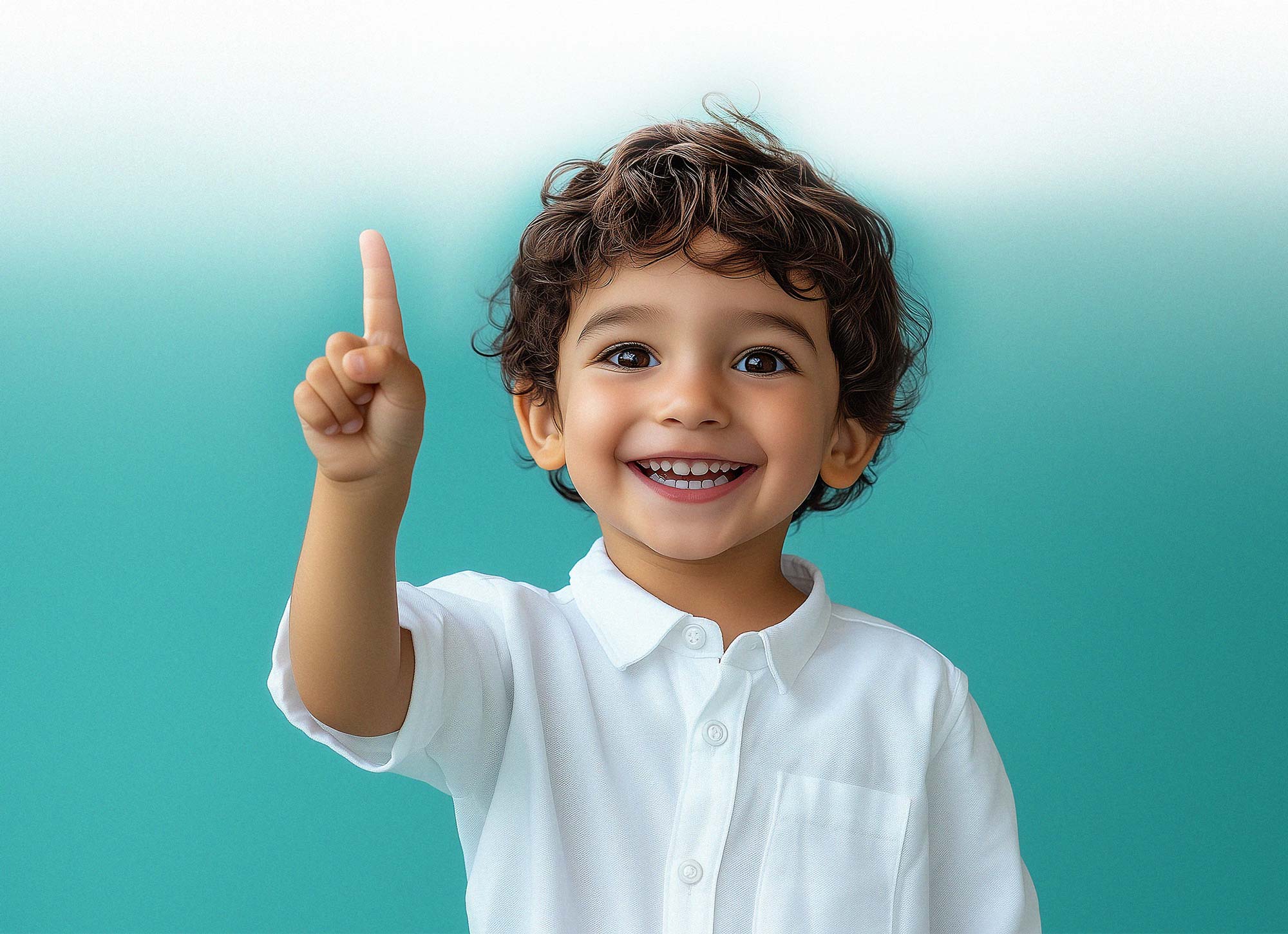 Lächelndes Kind hebt den Finger. Symbol für Freude, Entwicklung und Kinderbetreuung.