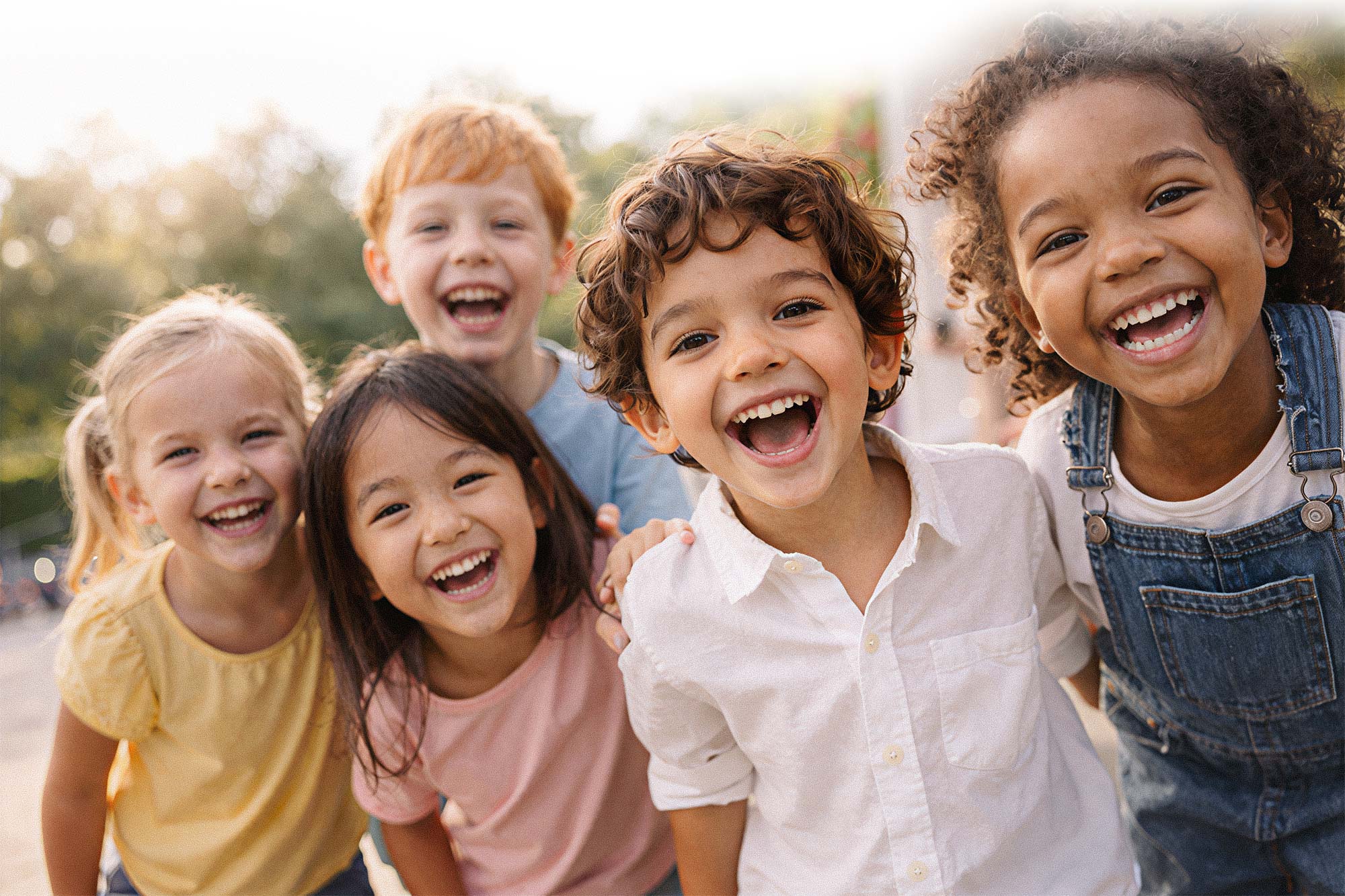 Lächelndes Kind hebt den Finger. Symbol für Freude, Entwicklung und Kinderbetreuung.