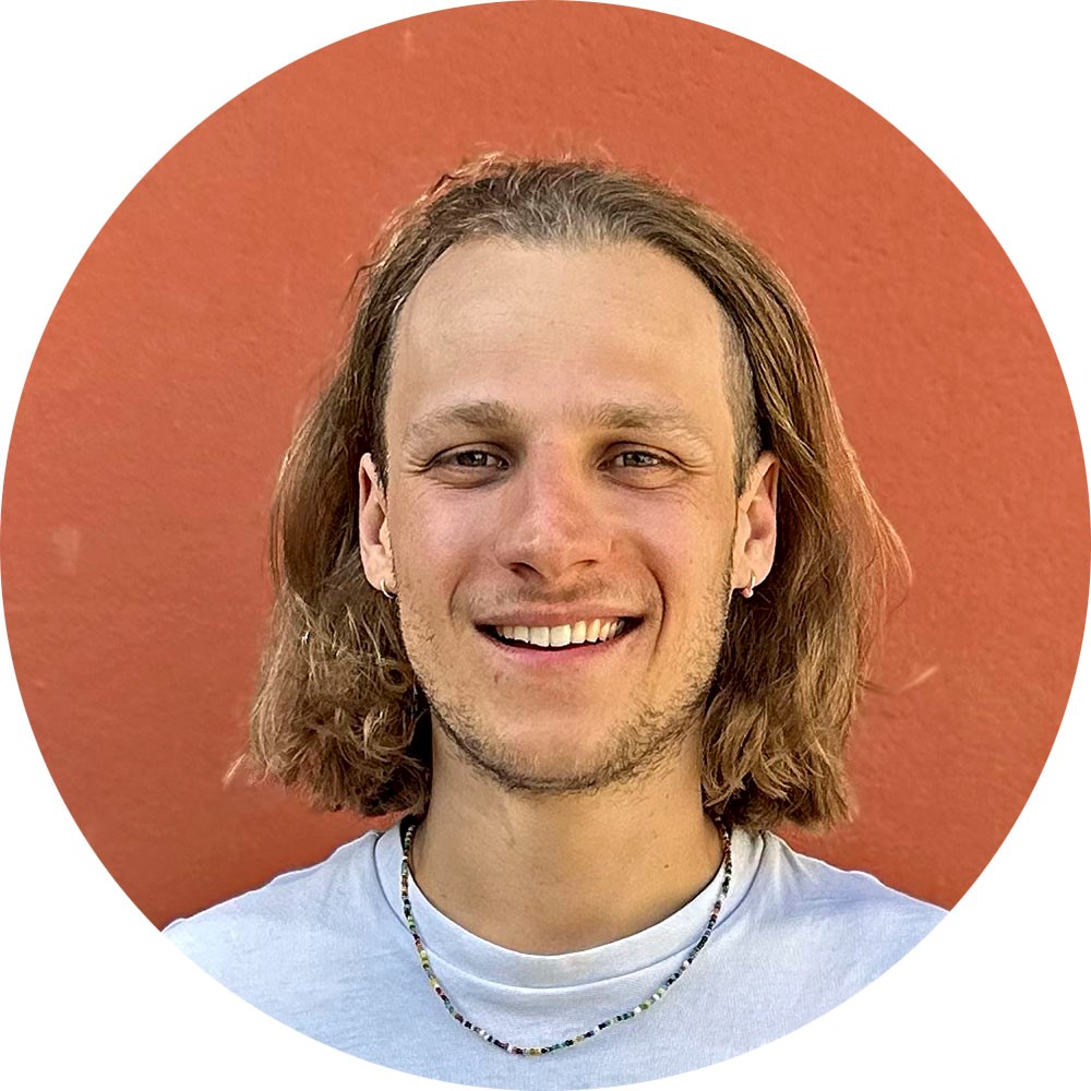 Porträt eines jungen Mannes. Kombination aus Technik und Kinderbetreuung.