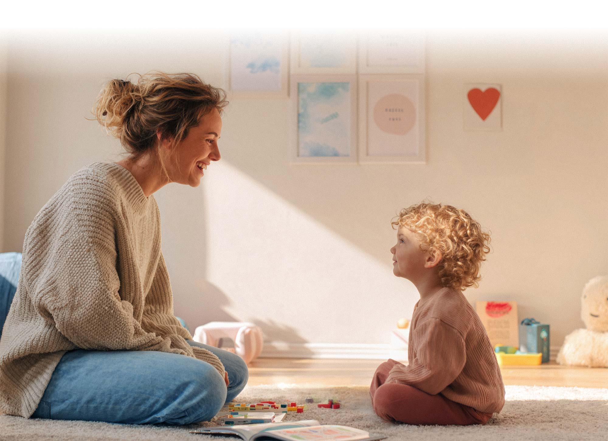 Mutter spricht auf Augenhöhe mit Kind. Persönliche Kinderbetreuung deutschlandweit.