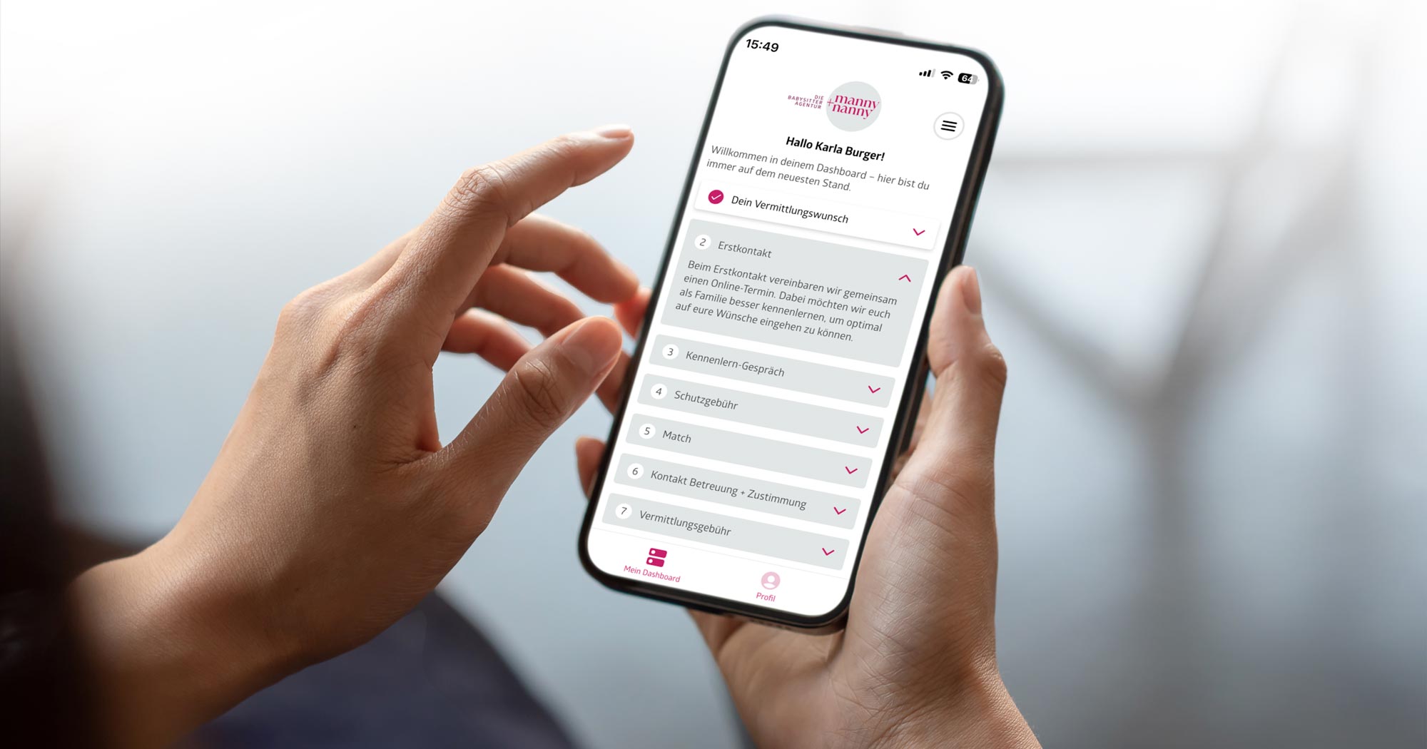 Smartphone zeigt Vermittlungsschritte. Eltern können Babysitter schnell finden.
