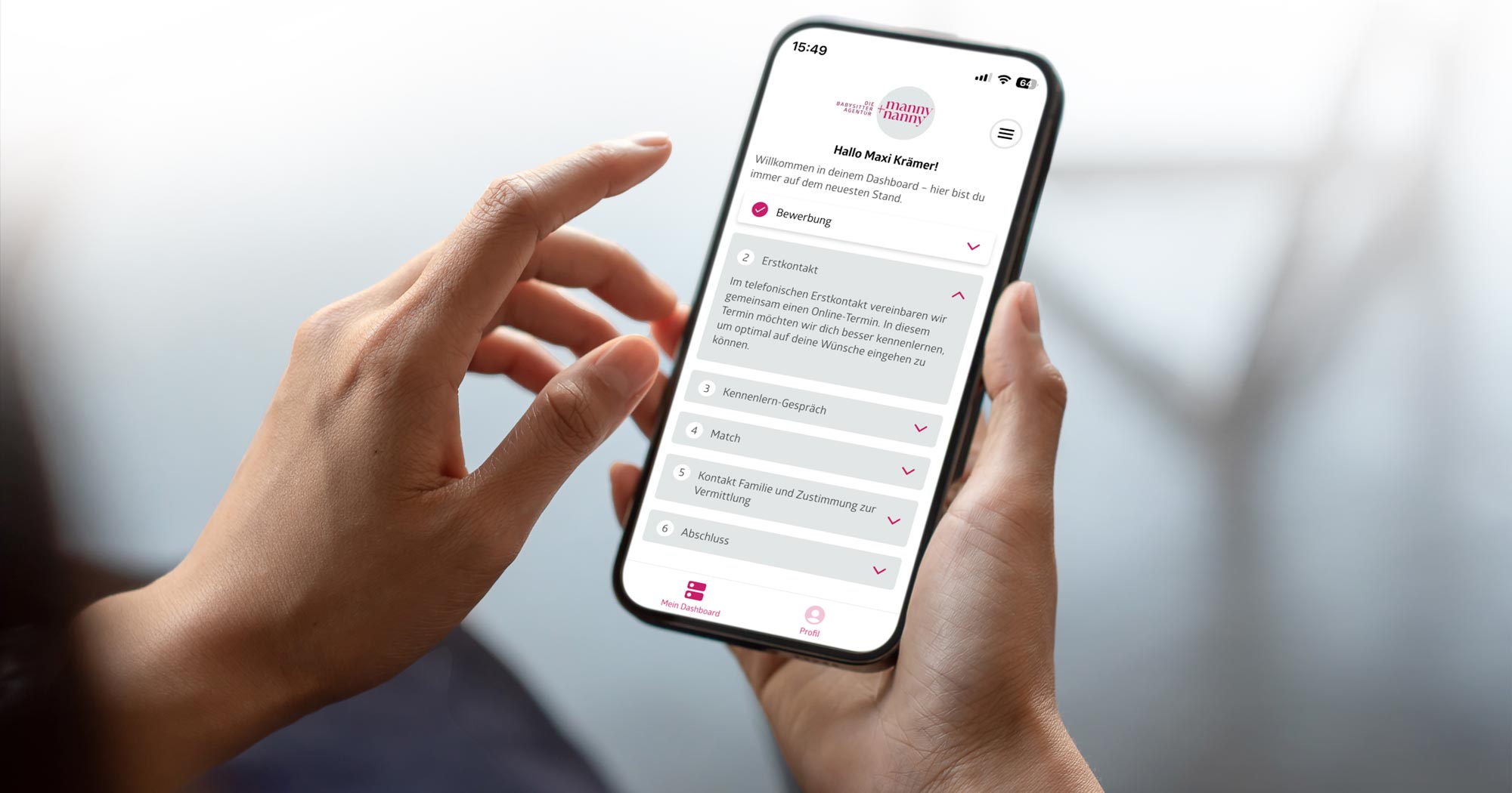 Hand mit Smartphone zeigt Vermittlung. Mannys und Nannys finden passende Familien.