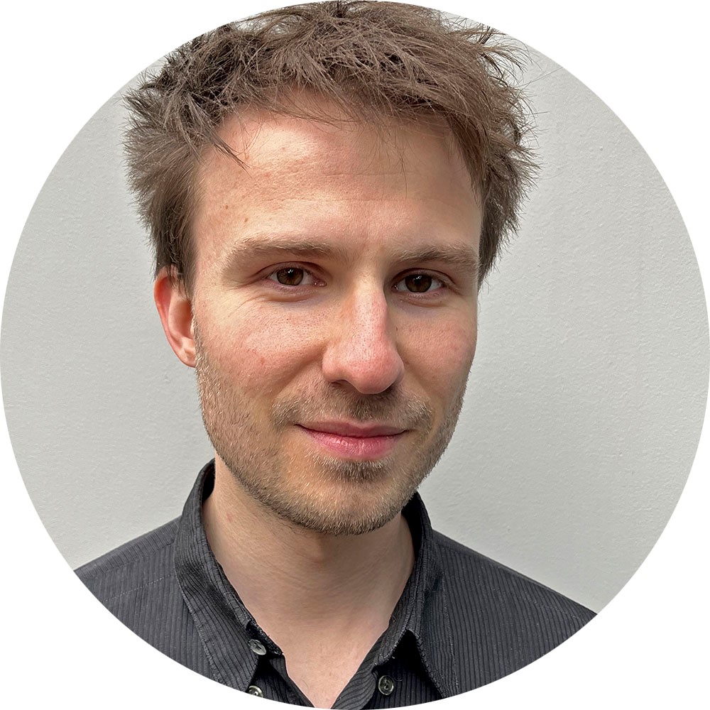 Porträt eines Mannes. Technische Stabilität und sichere digitale Lösungen.