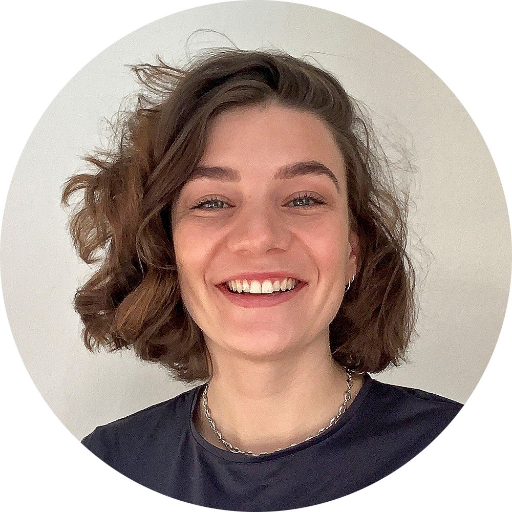 Porträt einer Frau. Kreatives Design und klare Struktur im Betreuungskontext.