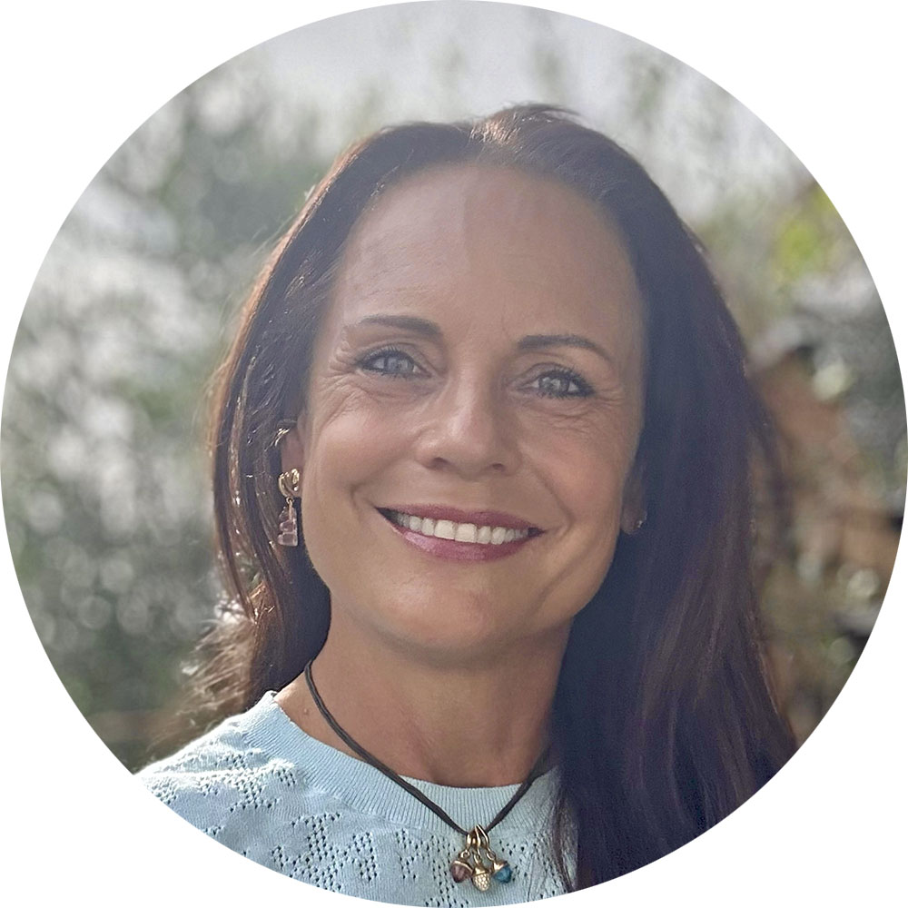 Porträt einer Frau mit warmem Lächeln. Empathische, professionelle Kinderbetreuung.